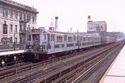 Vagon del metro de Nueva York plata con franja azul